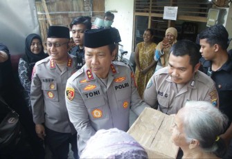 Kapolda Jatim Irjen Pol Dr Toni Harmanto saat memberikan baksos warga di Jum'at Curhat, Surabaya, (13/10)