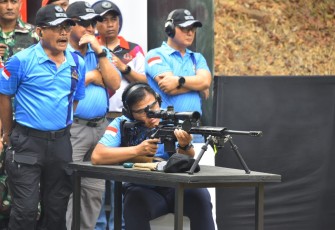 Kasal Laksamana TNI Muhammad Ali saat kejuaraan menembak di Bhumi Marinir Cilandak, Jum'at (13/10)