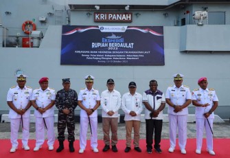 Pangkoarmada III Laksda Rachmad Jayadi bersama Bank Indonesia saat melepas Ekspedisi Rupiah Berdaulat ke daerah 3T di KRI Panah-626, Jum'at (13/10)