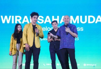 MenkopUKM Teten Masduki bersama mahasiswa Undiknas Bali, Jum'at (13/10)
