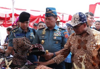 Menhub RI Budi Karya Sumadi bersama Panglima TNI Laksamana TNI Yudo Margono saat menghadiri puncak Hari Maritim Nasional ke-59 tahun 2023, yang diselenggarakan di Markas Komando Pangkalan Utama TNI Angkatan Laut (Lantamal) VII Kupang.