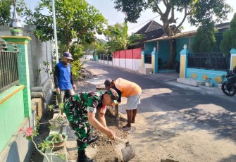 Gotong royong perbaiki sarana ibadah di wilayah desa binaan 