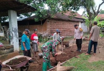 Bersihkan lingkungan bersama warga binaan