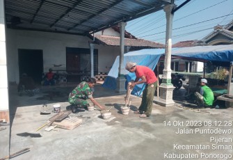Bantu renovasi rumah warga desa binaan 