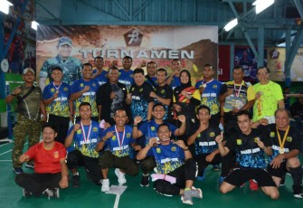 Danrem 023/KS Kolonel Inf Lukman Hakim bersama juara lomba bulutangkis 