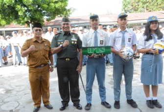 Danrem 023/KS Kolonel Inf Lukman Hakim bersama pelajar SMAN 1 Sibolga, Senin (16/10)