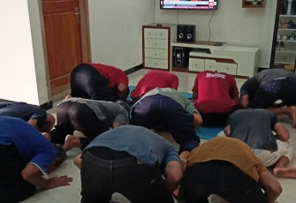Sujud syukur relawan Gibran di Ponorogo, Senin (16/10)