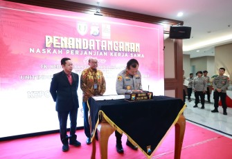 Kapolda Jatim Irjen Pol Dr Toni Harmanto saat Tandatangani Perjanjian Kerja Sama dengan FKG Unair dan PT. PLN (Persero), Senin (16/10)
