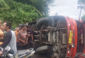 Lakalantas Bus Angkut Pelajar Terbalik 