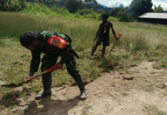 Babinsa Koramil 1710-05/Jila Bersama Warga Kerja Bakti Bersihkan Jalan 