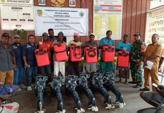 Babinsa Koramil 1710-01/Kokonao Dampingi Penyaluran Bantuan untuk Masyarakat 