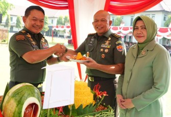 Syukuran HUT ke-78 Zeni Angkatan Darat Potong Tumpeng 