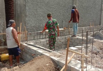 Bantu bangun rumah warga desa binaan 