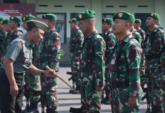 Danrem 081/DSJ Kolonel Inf H. Sugiyono saat melatih prajuritnya sikap sempurna dalam latihan PBB, Selasa (17/10)