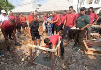Pangkostrad Letjen TNI Maruli Simanjuntak meletakkan batu pertama pembangunan mess pamen Kostrad di Sumur Batu, Jakarta Pusat, Selasa (17/10))