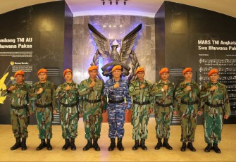 Kamuspusdirla Kolonel Sus Yuto Nugroho (seragam biru) bersama anggota Kopasgat yang berdinas di Muspusdirla Yogyakarta, Selasa (1710)