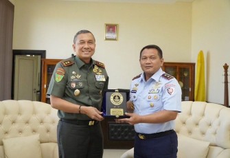Pangdivif 3 Kostrad Mayjen TNI Choirul Anam memberikan cenderamata, Senin (16/10)