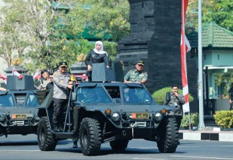 Kapolda Jatim Irjen Pol Dr Toni Harmanto saat pengecekan pasukan operasi Mantap Brata bersama Gubernur Jatim Khofifah Indar Parawansa dan Pangdam V Brawijaya Mayjen TNI Farid Makruf, Selasa (17/10)