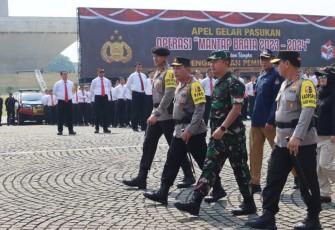 Pangdam Jaya Mayjen TNI Mohamad Hasan saat mendampingi Kapolri dalam apel pasukan Operasi Mantap Brata di Jakarta, Selasa (17/10)