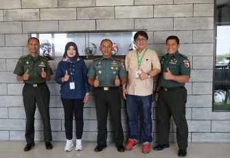 Danrem 081/DSJ Kolonel Inf H. Sugiyono foto bersama saat mengunjungi PT. Global Way Indonesia, Selasa (17/10) 