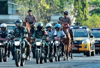 Patroli berkuda Polda Jatim dalam Sispamkota amankan Pemilu 2024, Selasa (17/10)