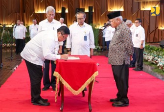 Menteri Basuki saat melantik pejabat di Kementerian PUPR, Selasa (17/10)