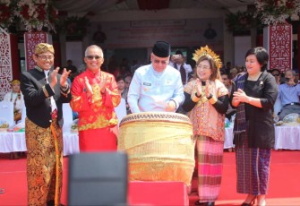 Pj Walikota Singkawang Drs H Sumastro saat menabuh gendang, Selasa (17/10)