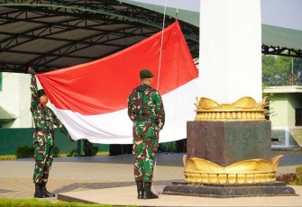 Upacara bendera 17-an prajurit Divif 2 Kostrad, Selasa (17/10)