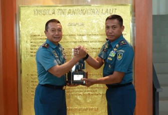 Pangkoarmada III Laksamana Muda TNI Rachmad Jayadi saat memberikan cenderamata 