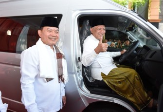Kasad Jenderal TNI Dudung Abdurachman saat memberikan bantuan kendaraan operasional untuk santri, Rabu (18/10)