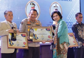 Kabid Humas Polda Jatim Kombes Dirmanto saat menerima penghargaan Jatim Bangkit Award 2023 untuk Irjen Pol Dr Toni Harmanto, Rabu (18/10)
