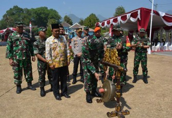 Kapok Sahli Kodam V/Brawijaya Brigjen TNI Totok Suhartono memukul gong resmi menutup TMMD ke 118 Kodim 0804/Magetan, Kamis (19/10)