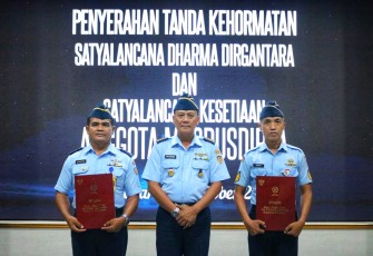 Kamuspusdirla Kolonel Sus Yuto Nugroho bersama prajuritnya yang berprestasi, Kamis (19/10)