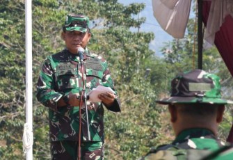 Kapoksahli Pangdam V/Brawijaya Brigjen TNI Totok Suhartono saat membacakan amanat Pangdam dalam penutupan TMMD ke 118 Kodim 0804/Magetan, Kamis (19/10)