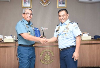 Dirdik Kodiklatal Laksma TNI Askari saat menerima cenderamata, Kamis (19/10)