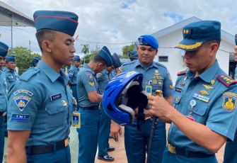 Danlanudal Sabang Letkol Laut (P) Narsulloh saat pengecekan kelengkapan berkendara prajuritnya, Kamis (19/10)
