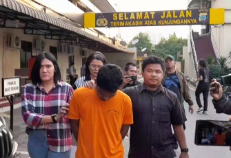 Pelaku Rudapaksa Mahasiswi saat digelandang petugas, Kamis (19/10)