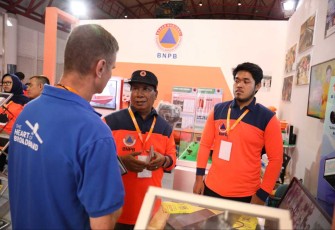 Tim BNPB memberikan penjelasan terkait layanan prabencana aplikasi INARisk kepada pengunjung di stan BNPB, saat pameran Emergency Disaster Reduction & Rescue (EDRR) Indonesia 2023, di Jiexpo, Jakarta, Kamis (19/10)