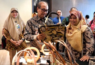 SeskemenkopUKM Arif Rahman Hakim saat meninjau hasil produk UMKM di Kota Ternate, Provinsi Maluku Utara, Jum'at (20/10)