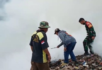 Petugas dari Damkar Pemkot Batu saat tengah berjibaku memadamkan api di TPA Tlekung yang terbakar, Jum'at (20/10)