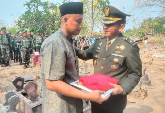 Kasdim 0803/Madiun Mayor Inf Tomy Fedi Anugrahan bersama keluarga almarhum 