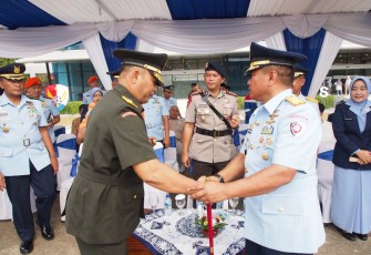 Kapoksahli Kodam XIV/Hasanuddin Brigjen TNI Heri Sutrisma saat memberikan ucapan selamat pelantikan Danlanud Hasanuddin, Senin (23/10)