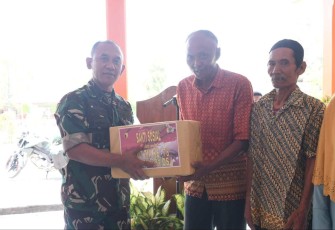 Danrem 081/DSJ Kolonel Inf H. Sugiyono memberikan paket sembako baksos untuk warga di Nganjuk, Rabu (25/10)