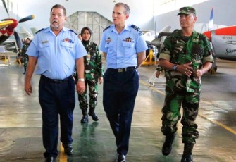 Mayor Tek Dewantoro saat memandu rombongan RAAF Australia mengunjungi Muspusdirla, Yogyakarta, Jum'at (27/10)