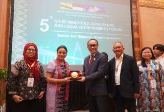 Pj Gubernur Sulbar Prof Zudan Arif Fakrulloh saat menerima cenderamata dalam pertemuan ADB di Brunei Darussalam, Kamis (26/10)