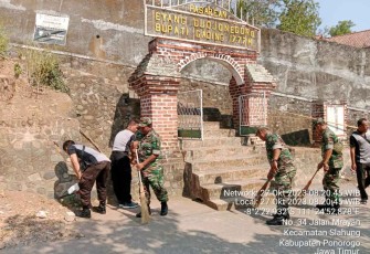 Kerja bakti Jum'at Bersih di wilayah desa binaan 