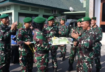 Danrem 081/DSJ Kolonel Inf H. Sugiyono menerima surprise anggotanya