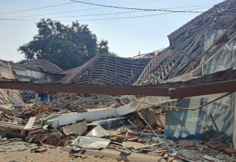 Gedung pelayanan kantor Imigrasi Kelas II TPI Cilegon yang ambruk