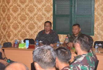 Danrem 121/Abw Brigjen TNI Luqman Arief saat memberikan pengarahan rakor pengamanan wilayah perbatasan, Senin (30/10)