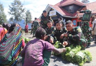 Prajurit satgas Yonif PR 330 saat borong hasil bumi warga, Selasa (31/10)